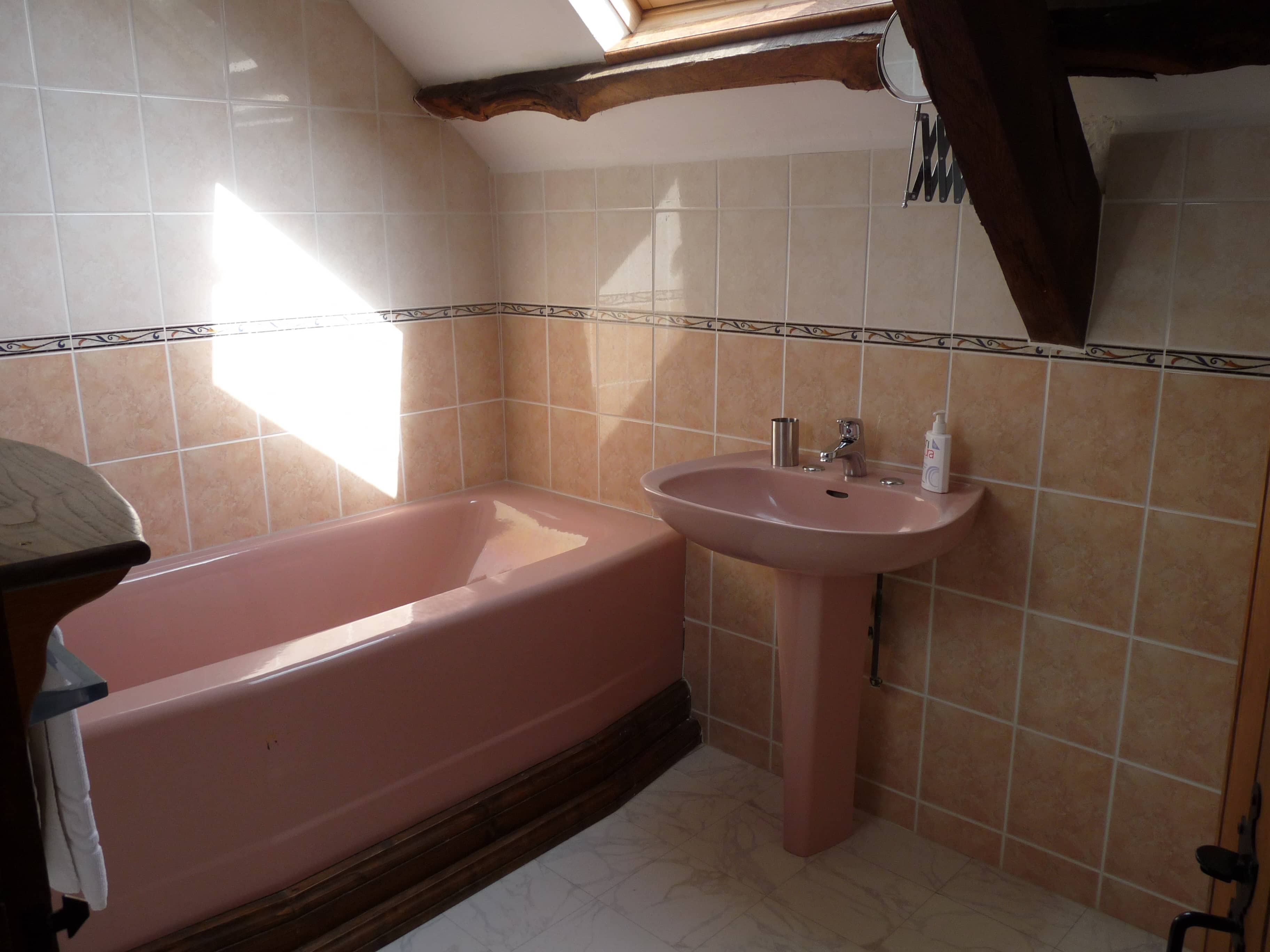 Salle de bain moderne et élégante du gîte La Julerie en Bretagne, France, avec une douche à l'italienne, des carreaux en mosaïque et des équipements haut de gamme. Idéale pour se rafraîchir après une journée de visites en Bretagne.